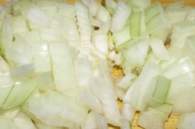 Doğranmış beyaz soğanı ahşap doğrama tahtasına yakın tut.