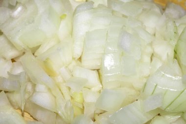 Doğranmış beyaz soğanı ahşap doğrama tahtasına yakın tut.