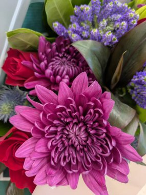 Bir dükkanda satılık çiçek buketleri var. Hediye için yakın bir yerde.