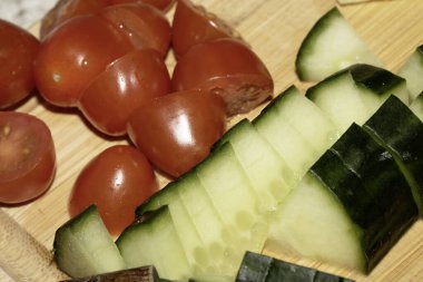 Domatesli, salatalıklı ve soğanlı bir salata. Sebzeleri kapatın.