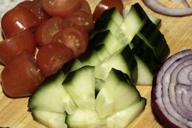 Domatesli, salatalıklı ve soğanlı bir salata. Sebzeleri kapatın.
