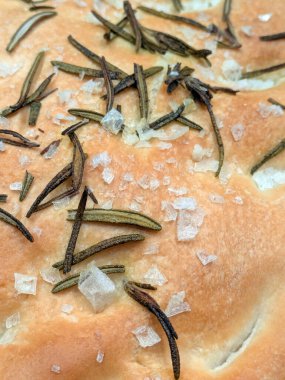 Taze Focaccia ekmeğini tuz ve biberiye ile kaplayın.