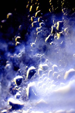 Mavi Pencere 'ye Soyut Yağmur Damlaları Kapat Arkaplanı