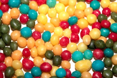 Yuvarlak şekerli pasta süslemelerini beyaz arka planda kapat