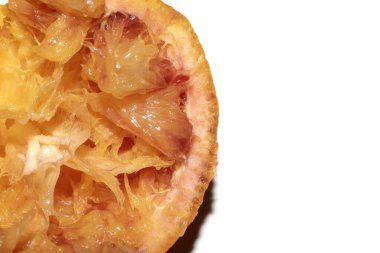 Kan kırmızısı, portakal dilimi, meyve dilimi ezilmiş, ezilmiş ve beyaz arka planda kullanılmış.