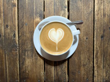 Beyaz Kupadaki Yulaf Sütlü Latte Kahvesini Kapat Aşk Yürekli Kırsal Ahşap Masa Arkaplanında