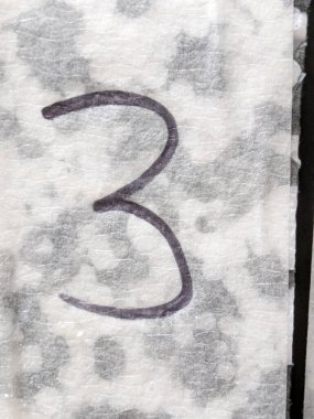 Sıkıntılı Durum Tipografisi ile Yazılan Sözcükler 3 Numarayı Buldu