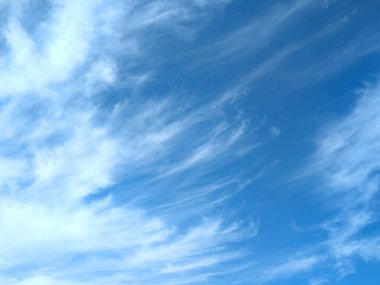 İnce yüksek irtifa hassas tüylü beyaz bulutlar gökyüzünde