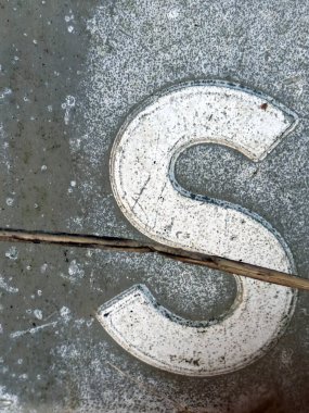 Sıkıntılı Durum Tipografisi ile Yazılan Sözcükler Fidye Harfi S Bulundu