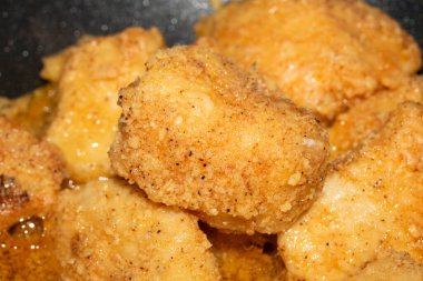 Tavada hamurda kızartılan kızarmış tavuğa yakın çekim