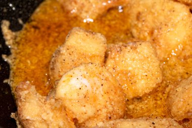 Tavada hamurda kızartılan kızarmış tavuğa yakın çekim