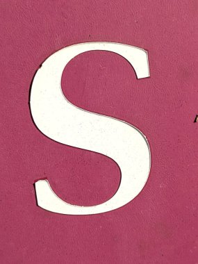 Sıkıntılı Durum Tipografisi ile Yazılan Sözcükler Fidye Harfi S Bulundu