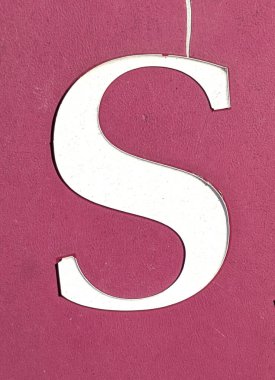 Sıkıntılı Durum Tipografisi ile Yazılan Sözcükler Fidye Harfi S Bulundu