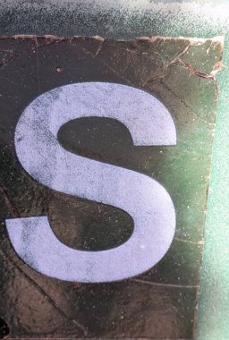 Sıkıntılı Durum Tipografisi ile Yazılan Sözcükler Fidye Harfi S Bulundu