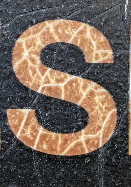 Sıkıntılı Durum Tipografisi ile Yazılan Sözcükler Fidye Harfi S Bulundu