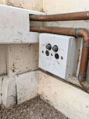 Tehlikeli olabilecek ve DIY tadilatı gerektiren eski bir priz.