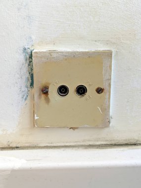 Tehlikeli olabilecek ve DIY tadilatı gerektiren eski bir priz.
