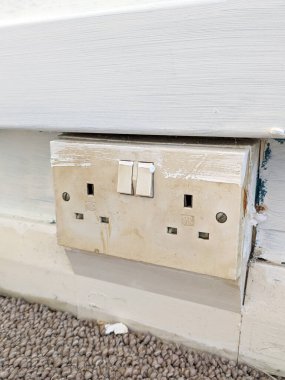 Tehlikeli olabilecek ve DIY tadilatı gerektiren eski bir priz.