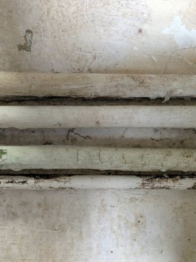 Eski Bakır Mutfak Banyo Boruları arka planda. Ev yenileme projesi.