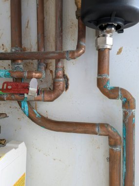 Eski Bakır Mutfak Banyo Boruları arka planda. Ev yenileme projesi.