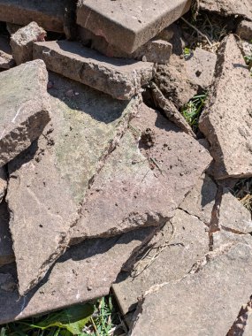 Eski kırılan kaldırım levhalarının kapağı. Ev bahçesinin yenilenmesi için çıkarılmış.