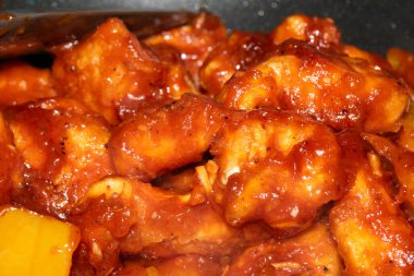 Kızarmış tavuğu tatlı ve ekşi biber sosuyla kapat.