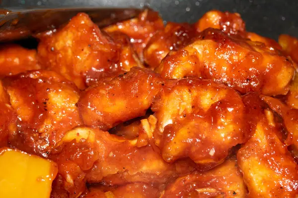 Kızarmış tavuğu tatlı ve ekşi biber sosuyla kapat.