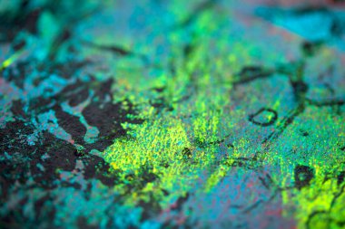 Kalın, soyut bir boya yüzeyi ve ağır bir dokusu var. Graffiti eline benziyor. Çok koyu bir arka plan.