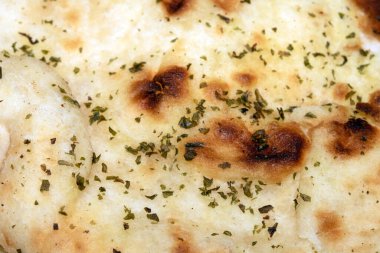 Taze otlu ekmeğin yüzeyini kapatın.