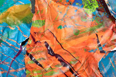 Kalın, soyut bir boya yüzeyi ve ağır bir dokusu var. Graffiti eline benziyor. Çok koyu bir arka plan.