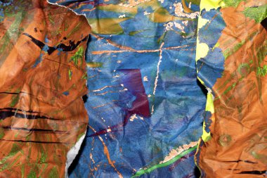 Kalın, soyut bir boya yüzeyi ve ağır bir dokusu var. Graffiti eline benziyor. Çok koyu bir arka plan.