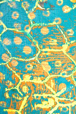 Kalın, soyut bir boya yüzeyi ve ağır bir dokusu var. Graffiti eline benziyor. Çok koyu bir arka plan.