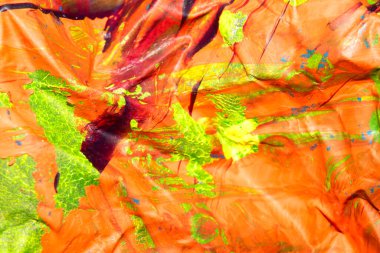 Kalın soyut boya yüzeyi, ağır desenli, grafitiye benzeyen gerçek turuncu arka plan çizilmiş.