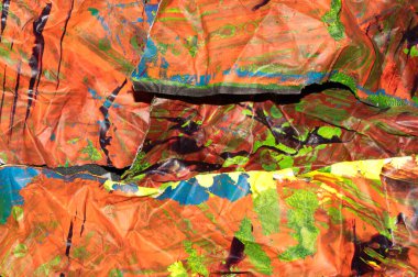 Kalın soyut boya yüzeyi, ağır desenli, grafitiye benzeyen gerçek turuncu arka plan çizilmiş.