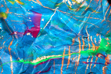 Kalın, soyut bir boya yüzeyi ve ağır bir dokusu var. Graffiti eline benziyor. Çok koyu bir arka plan.