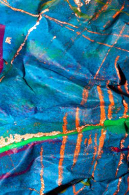 Kalın, soyut bir boya yüzeyi ve ağır bir dokusu var. Graffiti eline benziyor. Çok koyu bir arka plan.