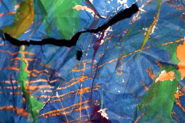 Kalın, soyut bir boya yüzeyi ve ağır bir dokusu var. Graffiti eline benziyor. Çok koyu bir arka plan.