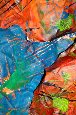 Kalın, soyut bir boya yüzeyi ve ağır bir dokusu var. Graffiti eline benziyor. Çok koyu bir arka plan.