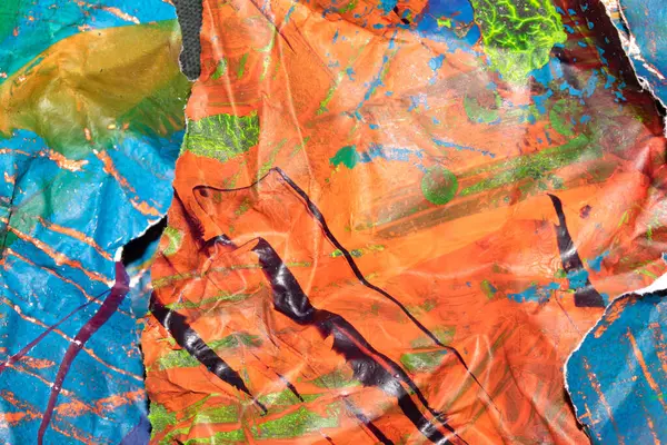 Kalın, soyut bir boya yüzeyi ve ağır bir dokusu var. Graffiti eline benziyor. Çok koyu bir arka plan.