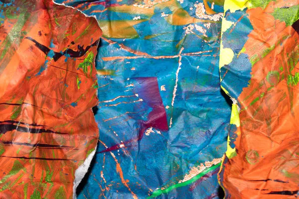 Kalın, soyut bir boya yüzeyi ve ağır bir dokusu var. Graffiti eline benziyor. Çok koyu bir arka plan.