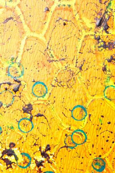 Kalın soyut boya yüzeyi, ağır desenli, graffiti eline benzeyen gerçek sarı arka plan.