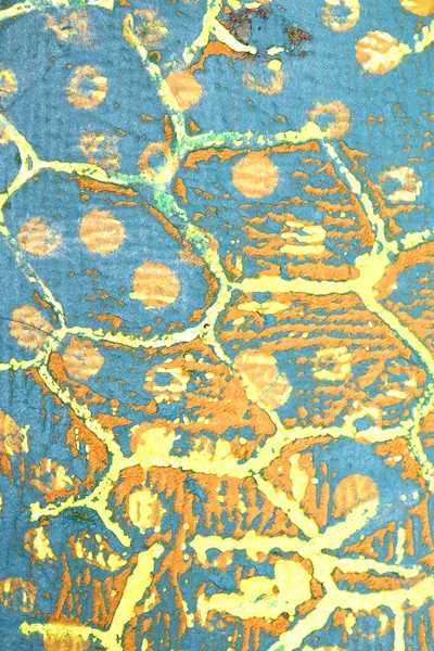 Kalın, soyut bir boya yüzeyi ve ağır bir dokusu var. Graffiti eline benziyor. Çok koyu bir arka plan.