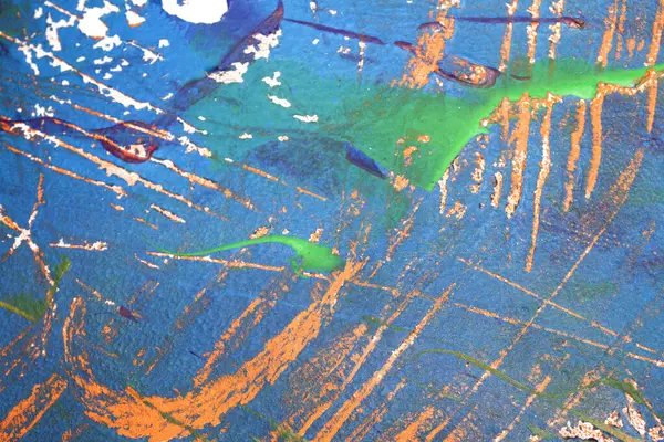 Kalın, soyut bir boya yüzeyi ve ağır bir dokusu var. Graffiti eline benziyor. Çok koyu bir arka plan.