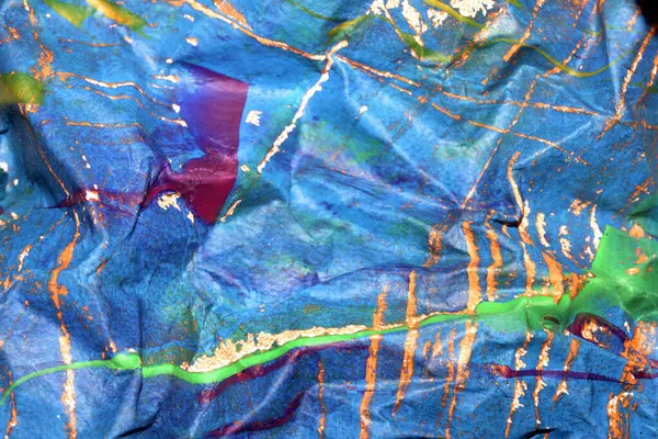 Kalın, soyut bir boya yüzeyi ve ağır bir dokusu var. Graffiti eline benziyor. Çok koyu bir arka plan.