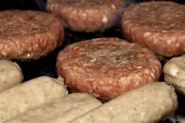 Barbekü burgerlerini ve sosisleri çiğ ızgarada pişmeye hazır et.