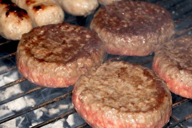 Barbeküye yakın açık hava yemekleri, ızgarada pişmiş sosisli sandviçler.