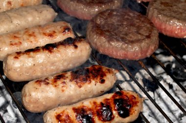 Barbeküye yakın açık hava yemekleri, ızgarada pişmiş sosisli sandviçler.