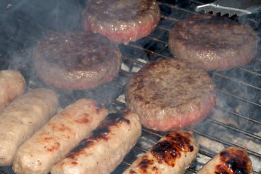 Barbeküye yakın açık hava yemekleri, ızgarada pişmiş sosisli sandviçler.