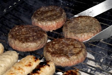 Barbeküye yakın açık hava yemekleri, ızgarada pişmiş sosisli sandviçler.
