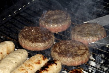 Barbeküye yakın açık hava yemekleri, ızgarada pişmiş sosisli sandviçler.